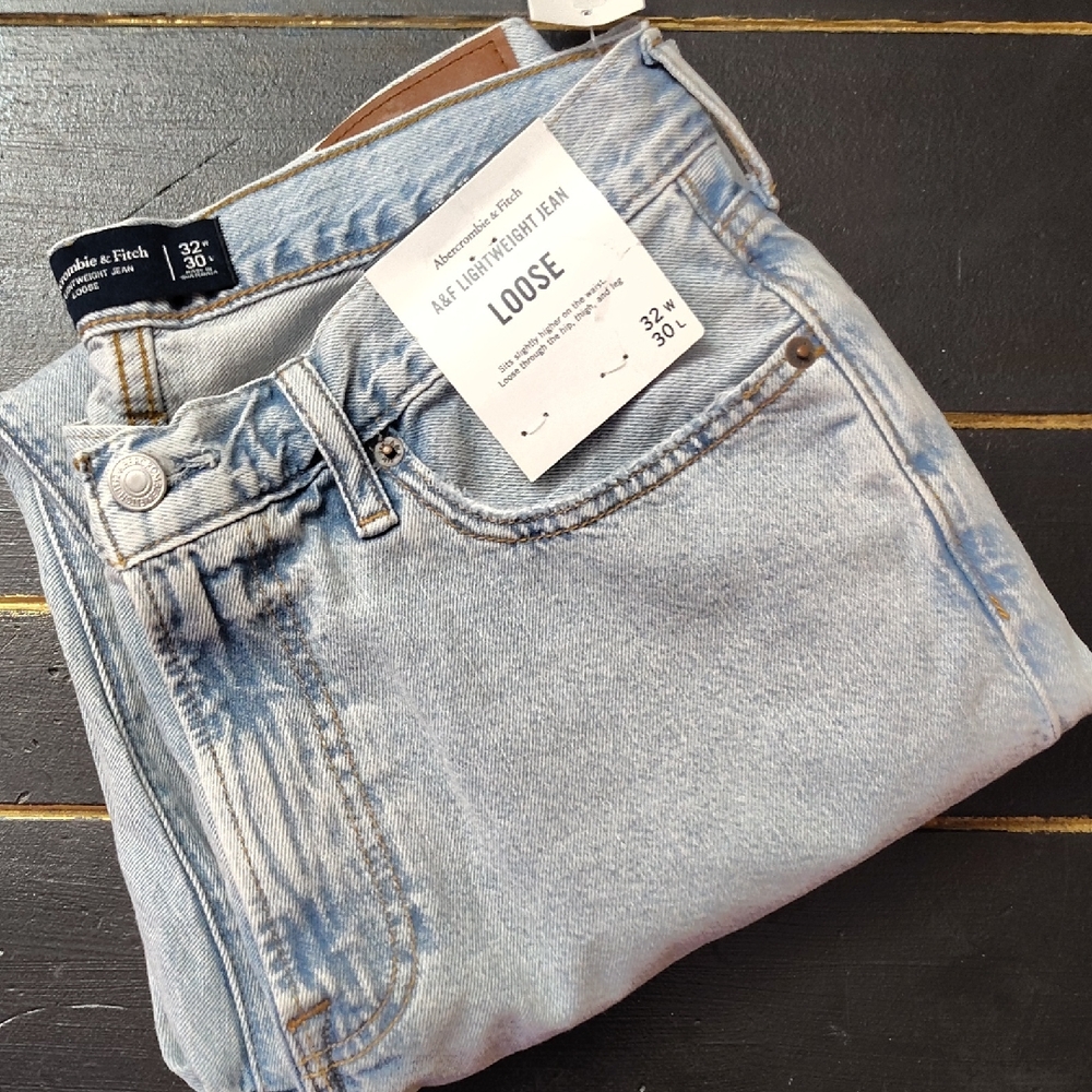ABERCROMBIE & FITCH WOMENS LIGHT WASH LOOSE JEANS 👖👖👖👖👖👖👖👖👖👖👖👖👖👖